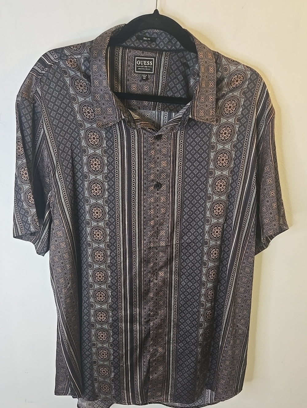 GUESS Men’s Short Sleeve Button-Up Shirt in Dark Brown Pattern